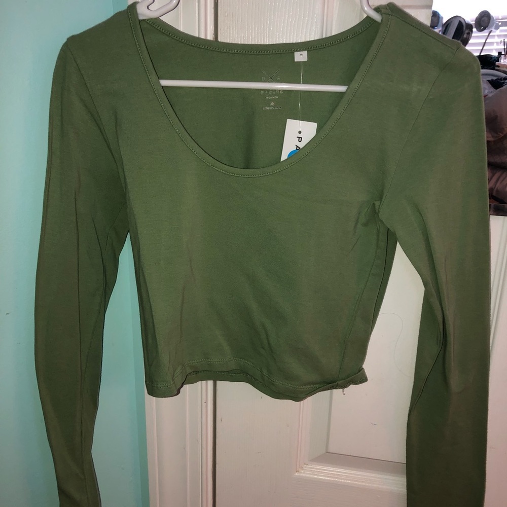 Olive green scoop neck long sleeved cropped top!